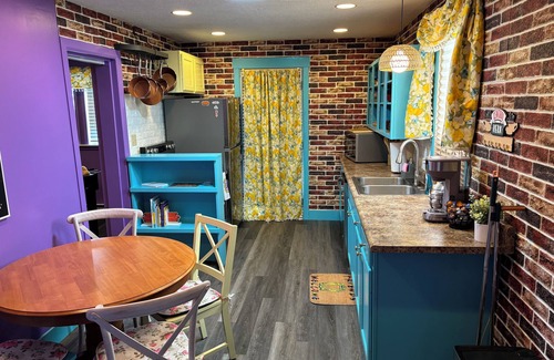 West Liberty Apartment | Friends themed apartment w/free parking