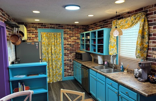 West Liberty Apartment | Friends themed apartment w/free parking