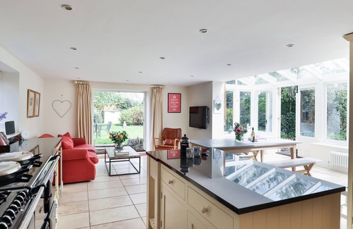 Burford Cottage | FRIESLAND COTTAGE, pet friendly, with open fire in Burford