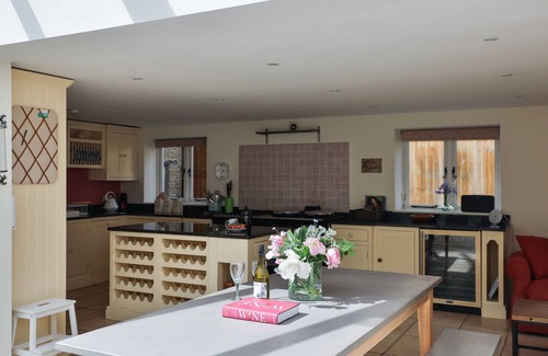 Burford Cottage | FRIESLAND COTTAGE, pet friendly, with open fire in Burford