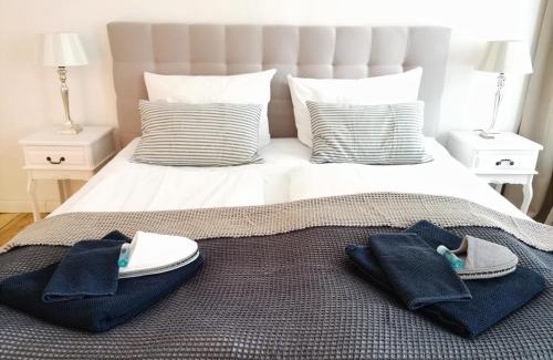 Schoeneberg Apartment | FRITZ by ROCKCHAIR Apartments l SUPERHOST Status l 3 Bedrooms Boxspringbeds 2 Bathrooms 2 Kitchen - Cozy Family & Business Flair welcomes you!
