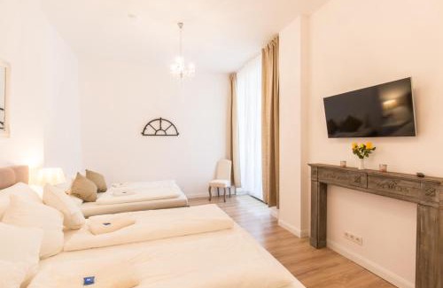 Schoeneberg Apartment | FRITZ by ROCKCHAIR Apartments l SUPERHOST Status l 3 Bedrooms Boxspringbeds 2 Bathrooms 2 Kitchen - Cozy Family & Business Flair welcomes you!