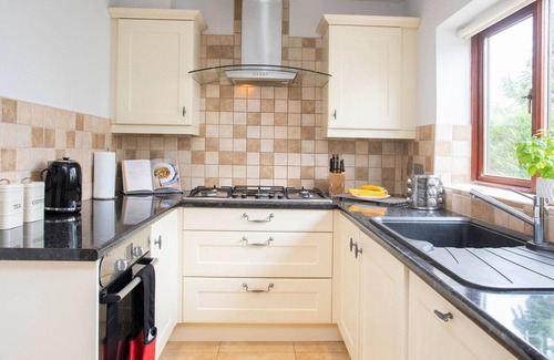 Menai Bridge Cottage | FRON, family friendly, with a garden in Menai Bridge