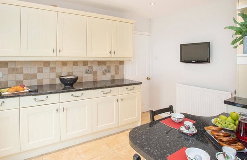 Menai Bridge Cottage | FRON, family friendly, with a garden in Menai Bridge