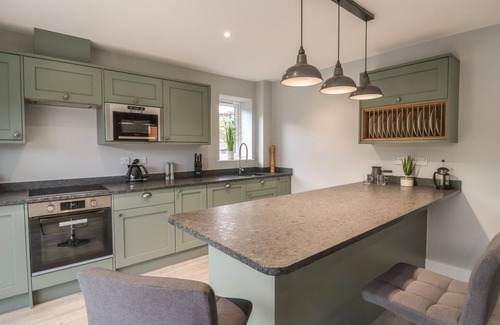 Ruthin Cottage | FRON HAUL - GWENNOL, family friendly, with hot tub in Ruthin
