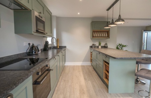 Ruthin Cottage | FRON HAUL - GWENNOL, family friendly, with hot tub in Ruthin