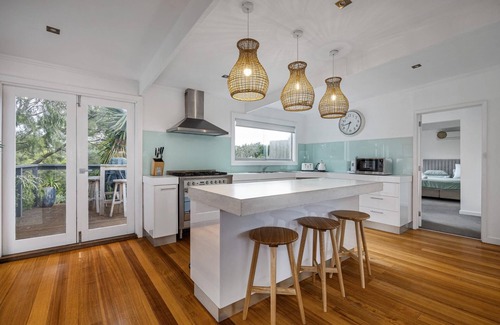 Blairgowrie House | Front Beach House Blairgowrie - 1 bedroom for 2 guests - 1 NIGHT FREE!* - Pool, spa, walk to beach and shops!