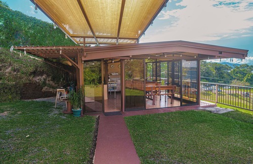 El Castillo Villa | Front Lake Volcano View Villa in La Fortuna with AC, Parking, WiFi, Kitchen