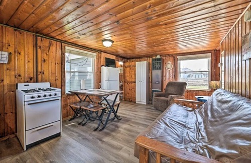 Houghton Lake Cabin | Full Cabin: 21 Steps to the Lake! PET FREINDLY!