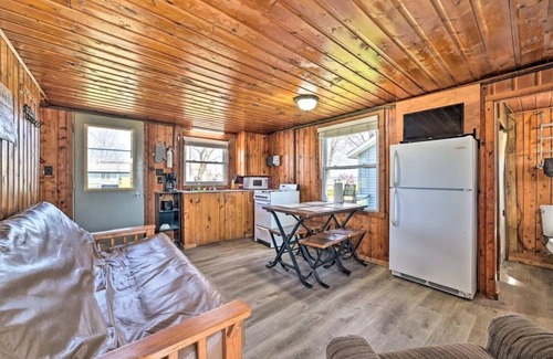 Houghton Lake Cabin | Full Cabin: 21 Steps to the Lake! PET FREINDLY!