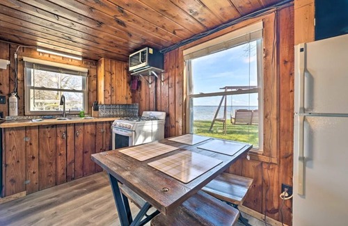 Houghton Lake Cabin | Full Cabin: 7 Steps to the Lake! PET FRIENDLY