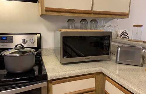 Midtown Sacramento Apartment | Full furnished 2 bedrooms townhouse apartment at midtown Sacramento, California.