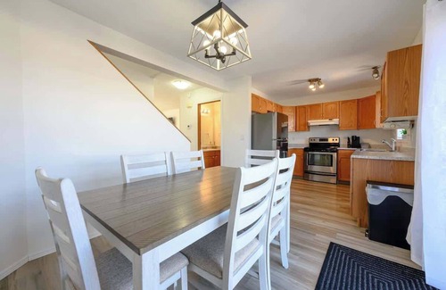 Grande Prairie House | Full Home | Stocked Kitchen | Fast WIFI | Smart TV