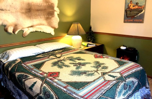 Mayfield Bed & Breakfast | Full Kitchen - Home Theater Room - Kayaks - Outdoor Jacuzzi -Near Traverse City