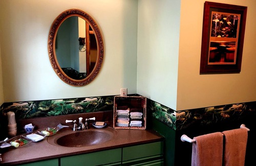 Mayfield Bed & Breakfast | Full Kitchen - Home Theater Room - Kayaks - Outdoor Jacuzzi -Near Traverse City