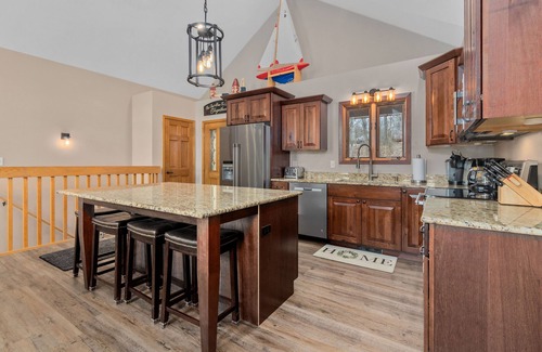 Wautoma House | Full Rec Lake w/pontoon to rent! 🏖 Beach. 🐶 friendly.