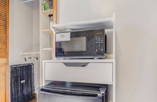Jonesboro House | Full Sized bed and Pet friendly