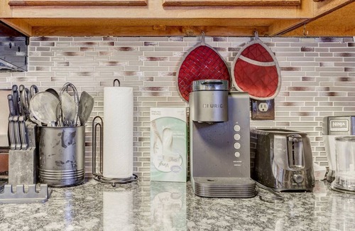 Jonesboro House | Full Sized bed and Pet friendly