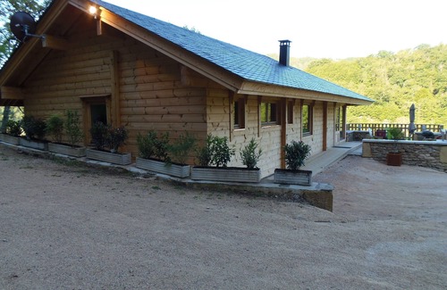 Sainte-Eulalie-d'Olt Ski Chalet | FULL-WOOD CHALET 6 PLACES