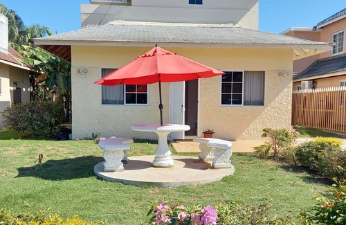 Runaway Bay House | Fully Air-conditioned Irie 3BR/3 bathrooms Near Beaches in Gated Community