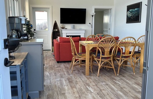 Wellington Cabin | Fully-equipped, 4-seasons, 2 bedrooms in the vineyard at Harwood Estate Winery.