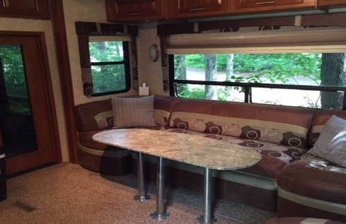 Martin City House | Fully Equipped 5TH Wheel Trailer in our treed RV Park - 9 miles from GNP