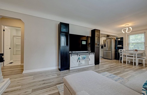 Drayton Plains House | Fully Fenced~ Dog Friendly~13 mins to Pine Knob