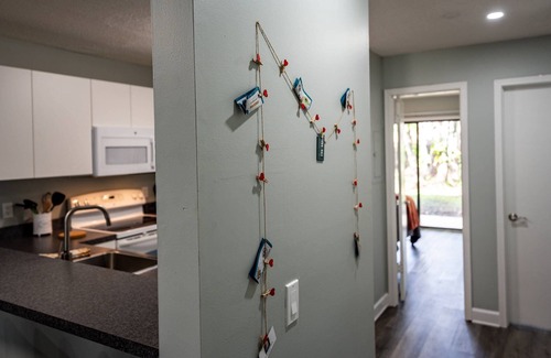 Orange Park House | Fully Fenced |King Suite |Small Dogs Ok |Near NAS Jax|20 min to JIA |Month Stays Accepted| BBQ