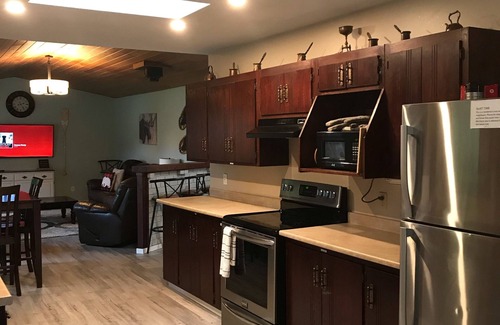 Sicamous House | Fully Furnished, 2000 Square Foot Rancher Style Home, With Air Conditioning