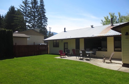 Sicamous House | Fully Furnished, 2000 Square Foot Rancher Style Home, With Air Conditioning