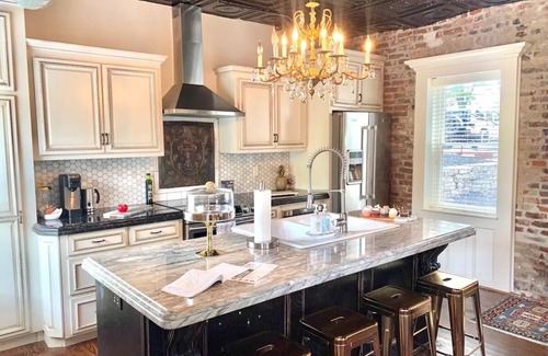 Downtown Kansas City Cottage | Fully Furnished Adorable Carriage House in Heart of downtown Kansas City