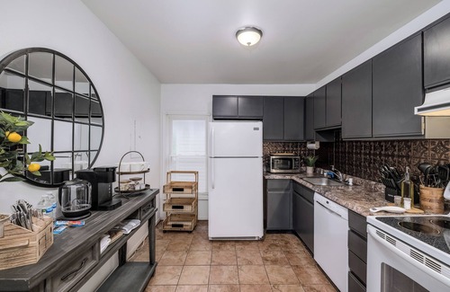 Ypsilanti Apartment | Fully Furnished, Pet-Friendly Renovated Apt Near EMU w/Free Parking