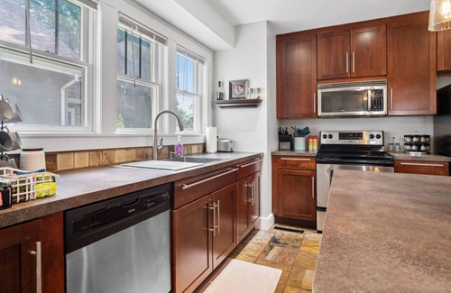 Robbinsdale House | Fully Loaded Entire Home, Fast Wi-Fi, and Pet Friendly, Fenced Backyard