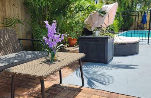 Central Oakland Park Villa | Fully Private & Spacious Villa, w Pool and Patios, Near the Beaches, Family Friendly, 3 Separated Cozy Apts w kitchen & Living room