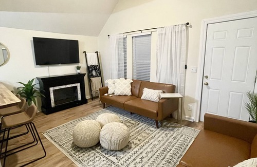 Bowling Green House | Fully remodeled chic & cozy home 2 bedroom home