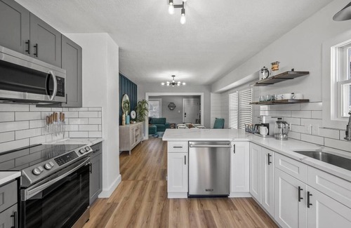 Parma House | Fully Remodeled Cozy 4 BR in the heart of Parma, King Bed, Close to Airport