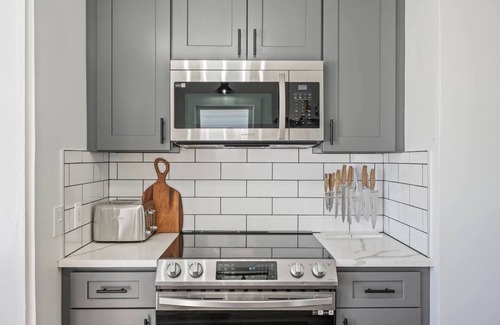 Parma House | Fully Remodeled Cozy 4 BR in the heart of Parma, King Bed, Close to Airport