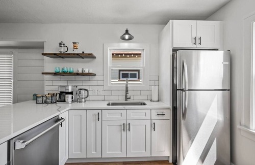 Parma House | Fully Remodeled Cozy 4 BR in the heart of Parma, King Bed, Close to Airport