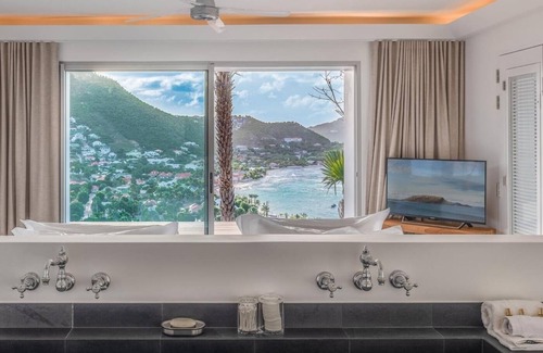 Barriere des Quatres Vents Villa | Fully Renovated 3 BDRM Villa w Jacuzzi