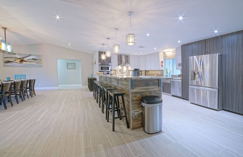 Coral Springs House | Fully Renovated Family Retreat Huge Pool Pet Friendly EV Charger
