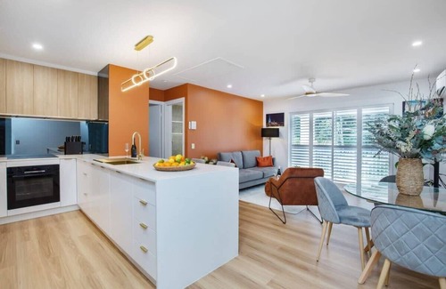 Burleigh Heads Apartment | Fully renovated Top floor Burleigh Koala Park Apt