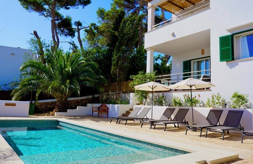 Cala d'Or Villa | Fully Renovated Waterfront Villa at Cala Llonga, Private Pool - 5mins walk to Beach & Restaurants!