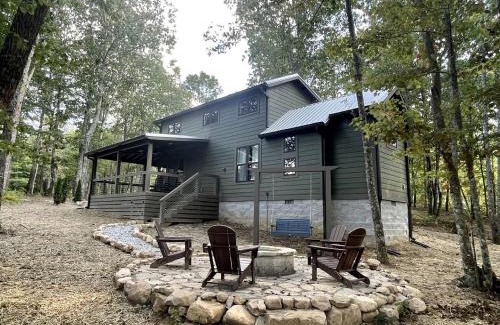 Monteagle House | Fully Stocked Cabin Nestled Among the Trees in Tennessee