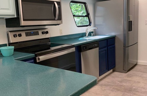 Omaha Boat Rental | FUN! BOAT Cabin w/Private hot tub quiet outdoor space. Cricket Marina & Branson