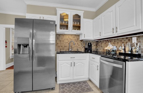 East Midtown House | Fun Cozy Memphis Getaway Close to Beale Street!