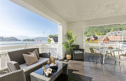 Norheimsund House | Fun in the fjords of Norway! Free SUP, kajakk & kano included in boathouse