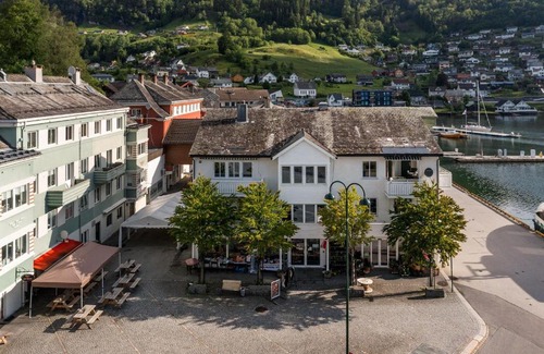 Norheimsund House | Fun in the fjords of Norway! Free SUP, kajakk & kano included in boathouse