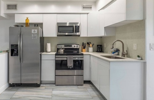 Birch Park Finger Streets Apartment | Fun in the Sun! Steps tothe Beach, Dining, Shopping & more in Fort Lauderdale!