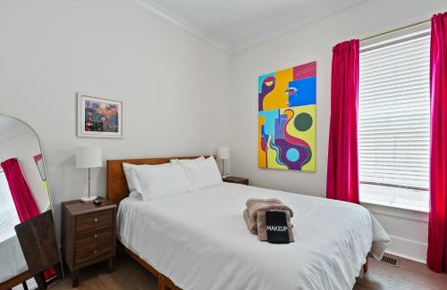 Dixon Park Apartment | Fun & Renovated Artsy Downtown Apt Dog Friendly with Fully Fenced Backyard and Private Parking