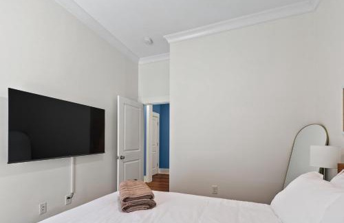 Dixon Park Apartment | Fun & Renovated Artsy Downtown Apt Dog Friendly with Fully Fenced Backyard and Private Parking